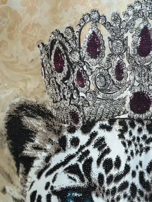 Erlebe den ultimativen Lion King Mantel - mit juwelenbesetzter Krone auf edlem Leopard und königlichen blauen Augen!.