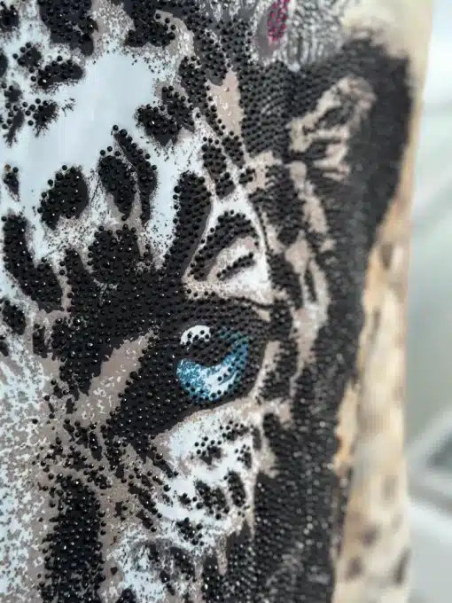 Erlebe den Wow-Effekt: Der Lion King Mantel beeindruckt dich mit einem modernen, perlenbesetzten Leoparden-Gesicht und blauen Augen.