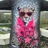 Trage diese Jacke, die mit einem Leoparden in Sonnenbrille, pinkem Fell und bunten Pop-Art-Designs auf dem Rücken für Aufsehen sorgt.