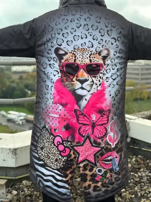 Trage diese Jacke, die mit einem Leoparden in Sonnenbrille, pinkem Fell und bunten Pop-Art-Designs auf dem Rücken für Aufsehen sorgt.