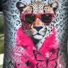 Setz die pinke Sonnenbrille auf, wirf dir den flauschigen Schal um - du bist der Star zwischen Herzen und Schmetterlingen!.