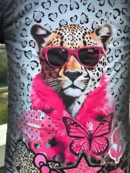 Setz die pinke Sonnenbrille auf, wirf dir den flauschigen Schal um - du bist der Star zwischen Herzen und Schmetterlingen!.