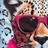 Sei wild und stylisch wie dieser Leopard mit pinker Sonnenbrille und Schal vor trendigem Muster-Hintergrund!.