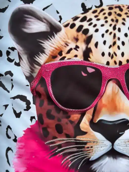 Sei wild und stylisch wie dieser Leopard mit pinker Sonnenbrille und Schal vor trendigem Muster-Hintergrund!.