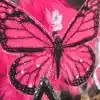 Erlebe den funkelnden pinken Schmetterling mit schwarzen und silbernen Highlights - dein modernes Highlight vor knalligem Hintergrund!.