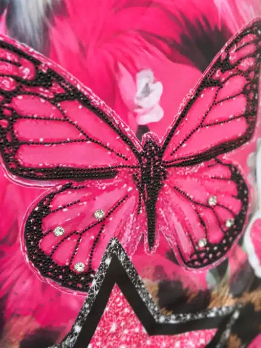 Erlebe den funkelnden pinken Schmetterling mit schwarzen und silbernen Highlights - dein modernes Highlight vor knalligem Hintergrund!.