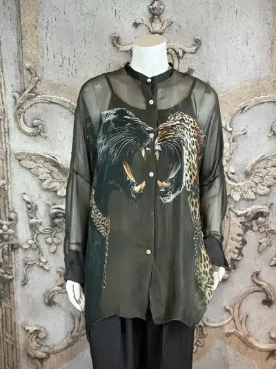 Entdecke die "Panther Clash" Bluse - transparenter, schwarzer Style mit wilden Raubkatzen, präsentiert für deinen urbanen Look.