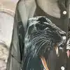 Erlebe deinen Style neu: Mit einem transparenten Hemd und auffälligem, fauchendem Panther-Print setzt du ein Statement.