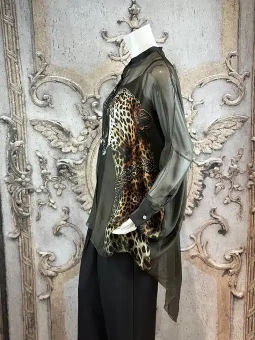 Sieh dich in diesem angesagten Look: Transparentes Leopardenhemd, kombiniert mit schwarzen Wide-Leg-Pants - ready to wow!.