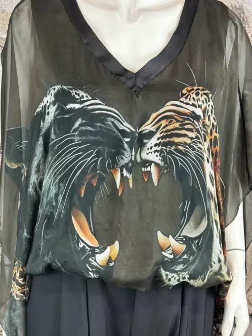 Mit der "Wild Clash" Tunika fällst du auf: Transparentes Schwarz, zwei Raubkatzen als Eyecatcher, wild und ausdrucksstark.