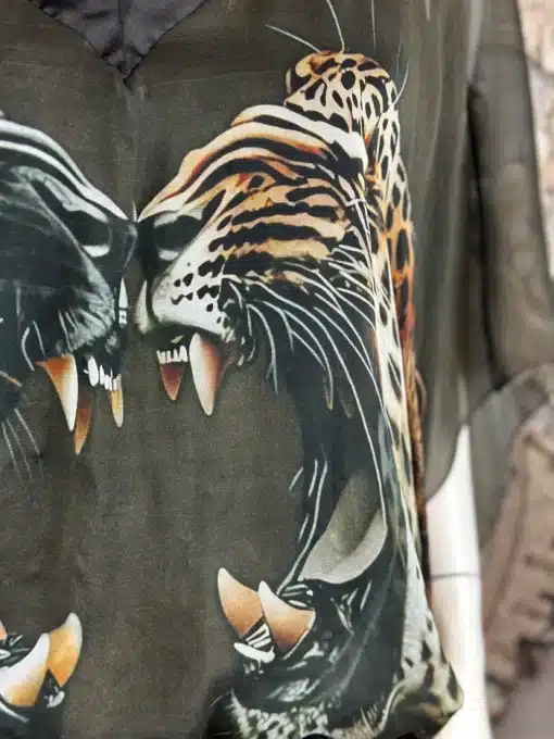 Erlebe den Wild Clash: Zwei stylische, fauchende Großkatzen machen deine Tunika zum modernen Statement-Piece!.