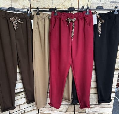 Entdecke die "Wild Comfort" Soft Pants in Braun, Beige, Rot und Schwarz - stylisch, bequem und bereit für deinen Look!.