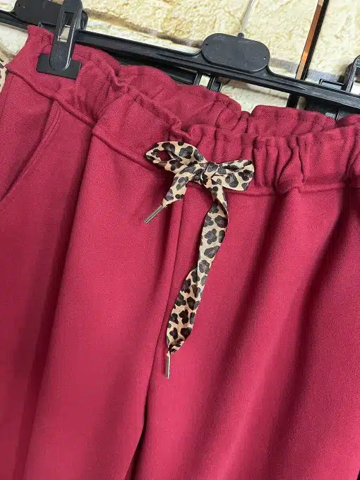 Erlebe ultimativen Komfort und Style mit den roten Soft Pants "Wild Comfort" - dein Trend-Piece mit Leo-Bow, bereit für dich!.