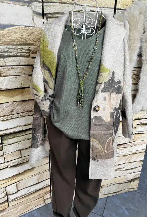 Entdecke deinen Look: Trage ein grünes Top, braune Hose, Statement-Kette und den modernen "Countryside Dream" Blazer!.