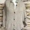 Entdecke die "Luna" Strickjacke: Ein trendiger, beiger Cardigan mit schwarzen Knöpfen, perfekt für deinen modernen Look!.
