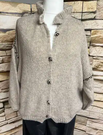 Entdecke die "Luna" Strickjacke: Ein trendiger, beiger Cardigan mit schwarzen Knöpfen, perfekt für deinen modernen Look!.