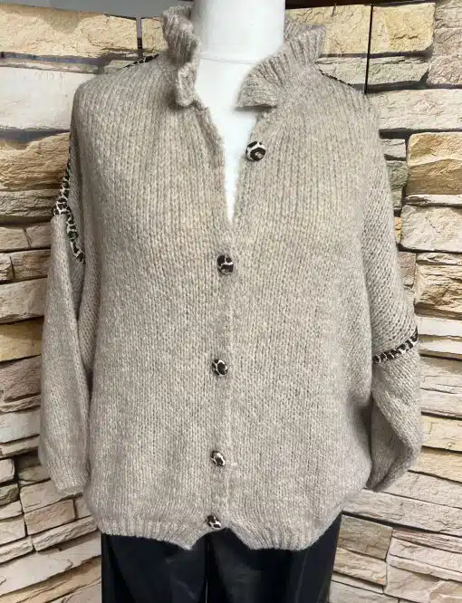 Entdecke die "Luna" Strickjacke: Ein trendiger, beiger Cardigan mit schwarzen Knöpfen, perfekt für deinen modernen Look!.