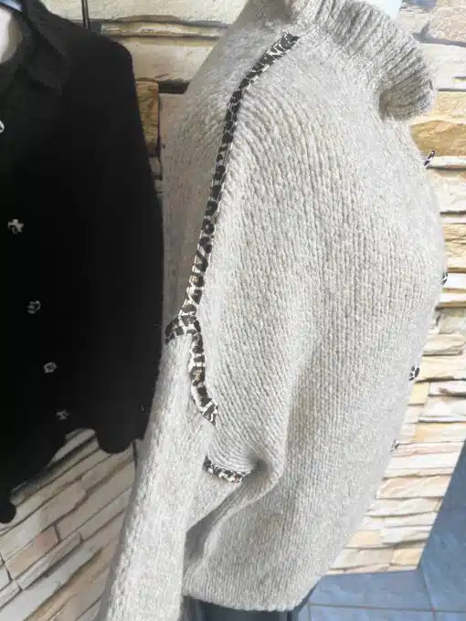 Mit der "Luna" Strickjacke in Beige mit Animal-Print an Schulter und Ärmeln setzt du ein stylisches Statement in deinem Look.