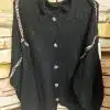 Erlebe deinen Stil: Die "Luna" Strickjacke in Schwarz mit trendigem Animal-Print am Ärmel wartet auf dich - ready to wear!.