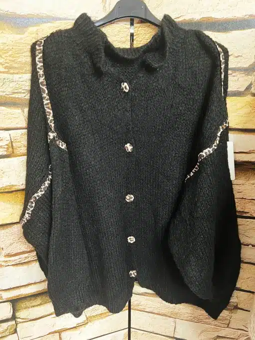 Erlebe deinen Stil: Die "Luna" Strickjacke in Schwarz mit trendigem Animal-Print am Ärmel wartet auf dich - ready to wear!.