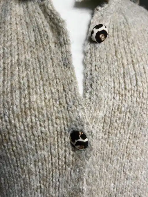 Entdecke die beige "Luna" Strickjacke mit Animal-Print-Knöpfen - stilvolle Details, die deinem Look das gewisse Extra geben.