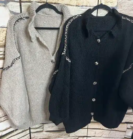 Erlebe deinen Style neu mit den Luna Strickjacken - in Beige und Schwarz für dich, modern inszeniert vor Backsteinwand.