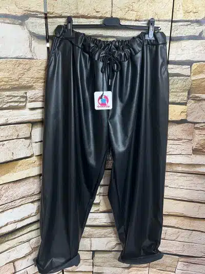 Entdecke deine neuen Street Style Kunstlederhosen in XXL! Trendige Jogger mit Kordelzug, bereit für deinen urbanen Look.