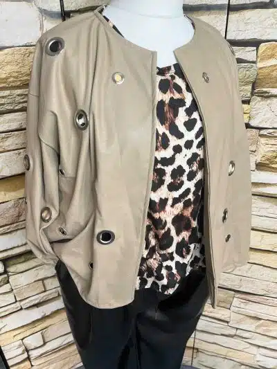 Zeig deinen Stil mit der "Metropolis" Kunstlederjacke in Tan, Leo-Top und schwarzen Hosen - Trend-Look für dich!.