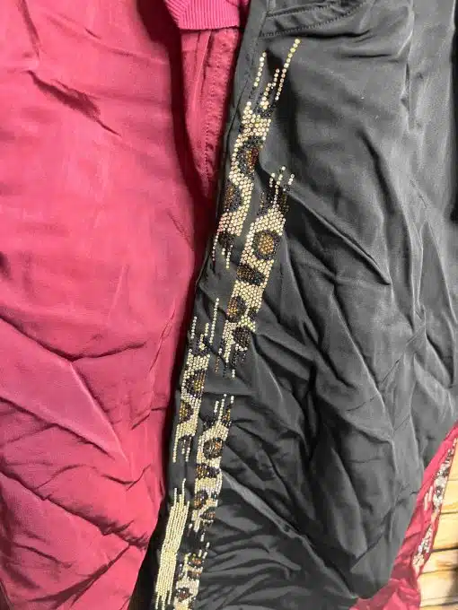 Erlebe den luxuriösen Mix aus Bordeaux und Schwarz mit goldener Perlenstickerei - das Highlight deiner Shiny Leo Pants XL!.