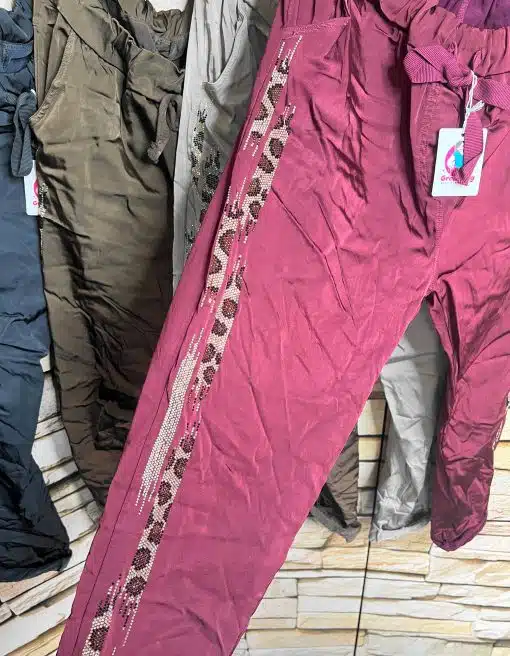 Entdecke jetzt die Shiny Leo Pants XL in Maroon mit stylischem Snake-Print! Hol dir deinen trendigen Hingucker am Hosenständer.