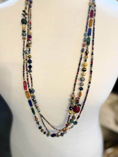 Erlebe das Funkeln der "Glanzmomente" Kette, edel inszeniert auf Weiß - entdecke moderne Vielfalt und farbenfrohe Highlights.