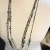 Entdecke die "Glanzmomente" Kette: Mehrreihige, silbergraue Kristalle verleihen dir glanzvolle Eleganz auf jedem Outfit!.