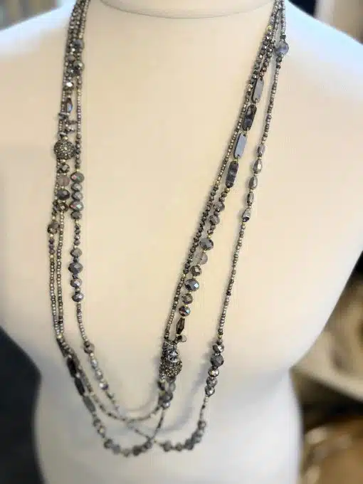 Entdecke die "Glanzmomente" Kette: Mehrreihige, silbergraue Kristalle verleihen dir glanzvolle Eleganz auf jedem Outfit!.