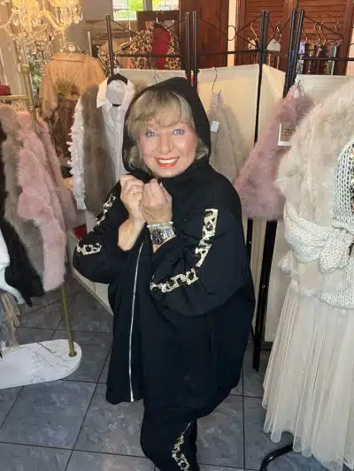 Setz ein Statement: Mit der Leo Glam XL Sweatjacke siehst du stylisch aus und ziehst in jedem Trend-Boutique-Look alle Blicke auf dich!.