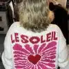 Trage den Oversize Mohair Pullover "Le Soleil" mit pink-roten Herzen und Zeige-Statement "LE SOLEIL" - dein stylischer Hingucker!.