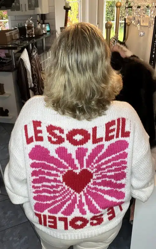Trage den Oversize Mohair Pullover "Le Soleil" mit pink-roten Herzen und Zeige-Statement "LE SOLEIL" - dein stylischer Hingucker!.