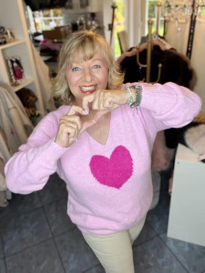 Strahle mit unserem ❤️ kuscheligen Zwillingsherz-Pullover "Love Affair" und forme ein Herz - zeig deine Liebe zum Style!.