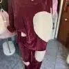 Entdecke die "Teddy Heart Dream" Jogpants: Burgundy-Velours, große Herz-Patches, samtig weich - perfekt für deinen Cozy-Look!.