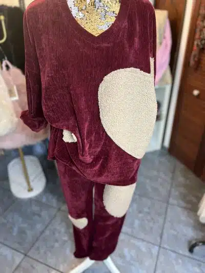 Entdecke die "Teddy Heart Dream" Jogpants: Burgundy-Velours, große Herz-Patches, samtig weich - perfekt für deinen Cozy-Look!.