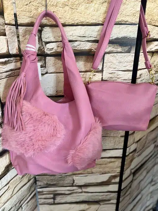 Entdecke deinen neuen Look: Zwei pinke Handtaschen, darunter die Teddy Glam mit Kunstfell-Details und Quasten, vor Steinmuster.