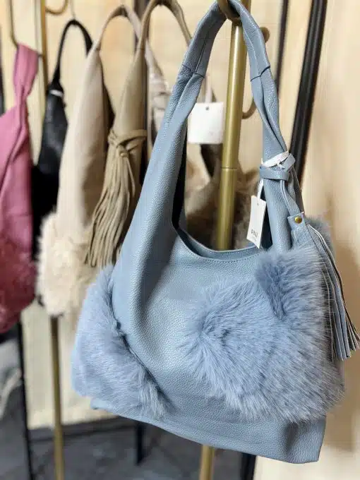 Hol dir den angesagten Look: Die Teddy Glam Tasche in Hellblau mit flauschigem Kunstfell wartet am Display auf dich!.