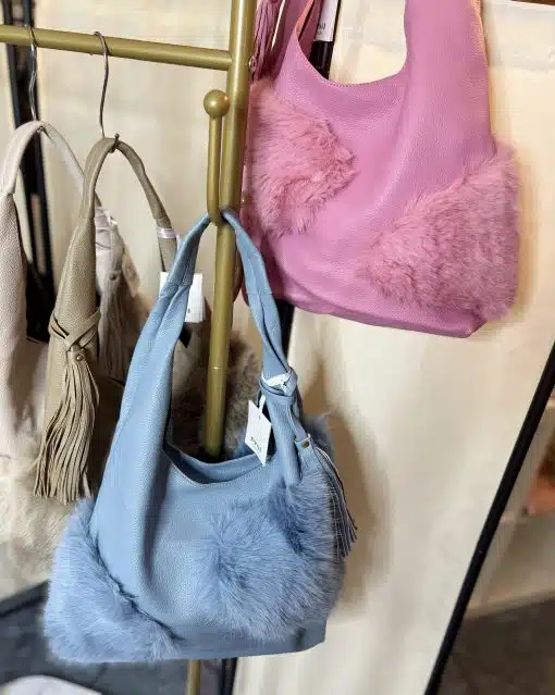 Entdecke die angesagten Teddy Glam Taschen in Blau und Pink - dein Must-have mit Kunstfell, für deinen modernen Trend-Look!.