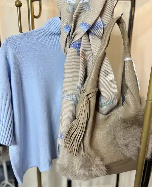 Entdecke deinen Style: Zarter Pullover, trendiger Muster-Schal und die Teddy Glam Tasche mit kuscheligem Kunstfell am Goldständer.
