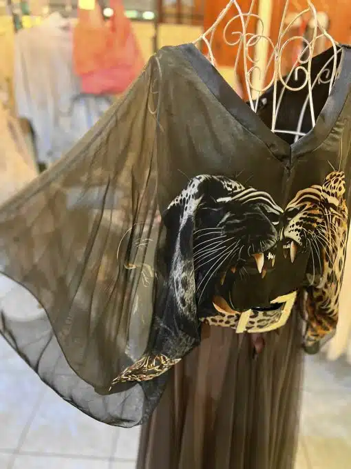 Erlebe deinen Style neu: Die "Wild Clash" Tunika in Schwarz mit Leopardenprint wartet im angesagten Boutique-Look auf dich!.