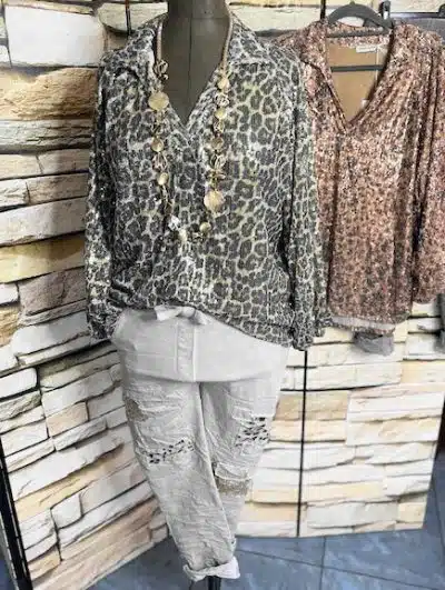Entdecke deinen Style: Zieh die Leopard-Bluse mit beigener Hose an, dazu Kette und funkelnde Wild Sparkle Tunika für deinen Auftritt!.
