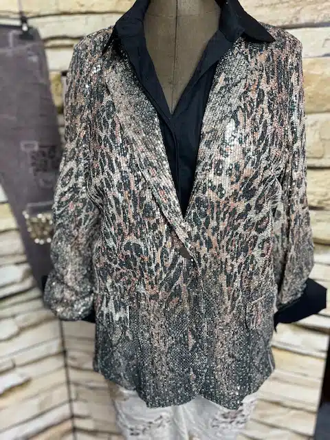 Erlebe den Urban Glam Blazer mit Animal-Print, der auf schwarzem Shirt vor Steinwand für deinen glänzenden Auftritt sorgt!.
