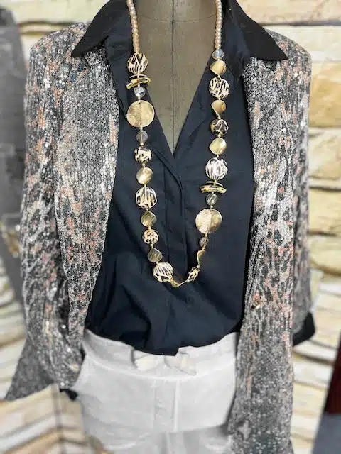 Entdecke deinen Look: Schwarzes Shirt, Urban Glam Blazer mit Animalprint & Pailletten, weiße Hose, lange Goldkette.