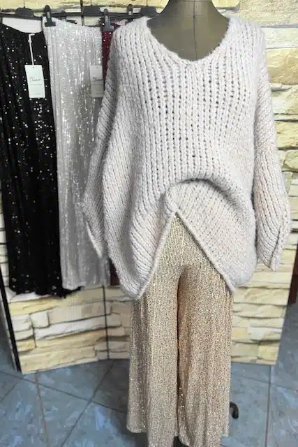 Du rockst einen klobigen Cream-Knit-Sweater und der funkelnde Midnight Sparkle Hose-Glanz trifft Komfort vor schimmernden Kleidern!.