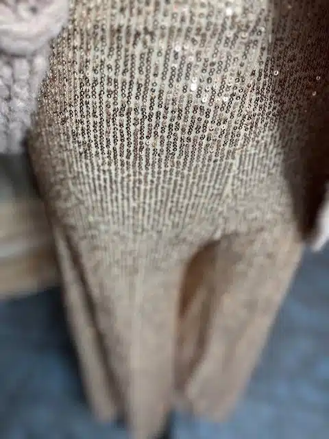 Glänze in der Midnight Sparkle Hose mit goldenen Pailletten und weitem Bein - dein glamouröses Statement vor edlem Hintergrund.