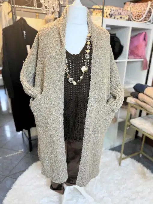 Erlebe den "Alpaca Dream Cardigan": Kuschelweich, stylisch kombiniert mit Stricktop, brauner Hose und Statement-Kette für deinen Relax-Look.